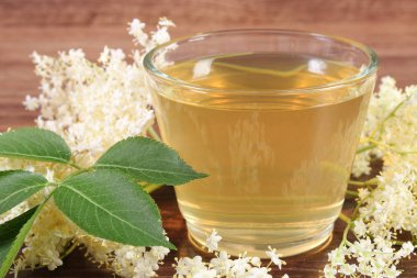 Rustik kurulu taze sağlıklı suyu ve mürver çiçekleri