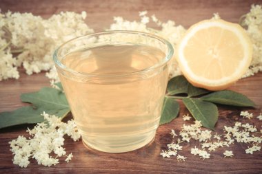 Vintage Fotoğraf, taze sağlıklı meyve suları, mürver çiçekleri ve limon rustik yönetim kurulu