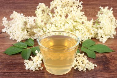 Rustik kurulu taze sağlıklı suyu ve mürver çiçekleri