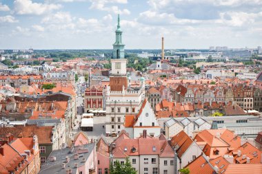 Poznan, Polonya - 28 Haziran 2016: Town hall, eski ve modern binalarda şehir Poznan Polonya