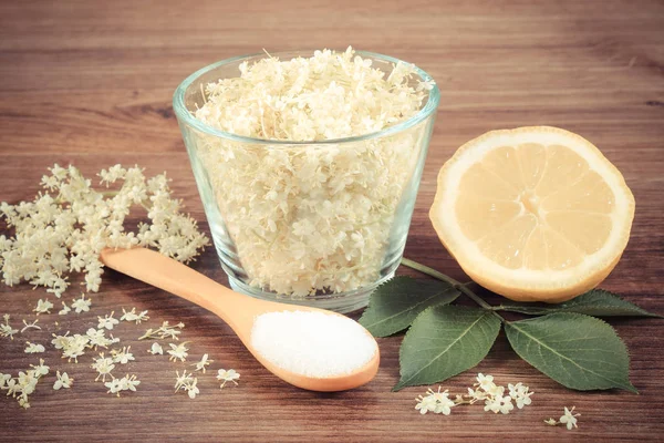 Foto vintage, flores de saúco e ingredientes para preparar jugo en tablero rústico — Foto de Stock