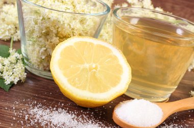 Çiçekler ve Mürver, suyu içecek rustik gemide hazırlanması için malzemeler