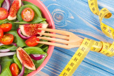 Taze meyve ve sebze salatası, çatal mezura, sağlıklı yaşam, zayıflama ve beslenme kavramı ile