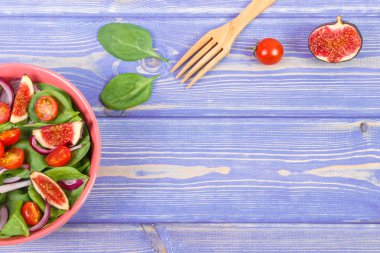 Meyve ve sebze salatası ahşap çatal, sağlıklı beslenme, kavramı ile kurullarında metin için yer kopyalayın