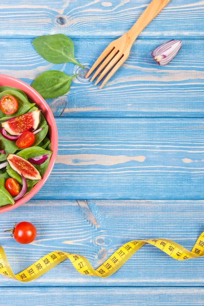 Insalata di frutta e verdura, forchetta con metro a nastro, concetto di dimagrimento e nutrizione, spazio per copiare il testo su schede — Foto Stock