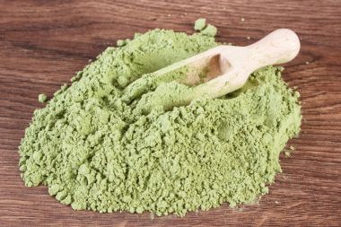 Yığın genç toz arpa ahşap zemin, Vücut Detoks üzerine kepçe ile