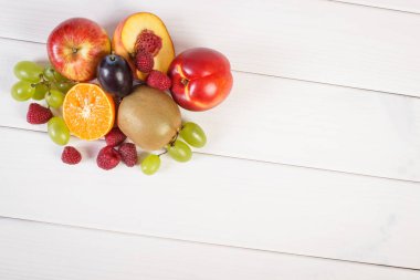 Olgun meyve üzerinde beyaz tahtalar, sağlıklı beslenme, metin için yer kopyalayın