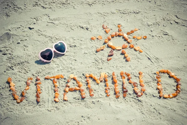 선글라스, 비문 비타민 D와 해변에서 모래에 태양의 모양 여름 시간과 건강 한 라이프 스타일 — 스톡 사진