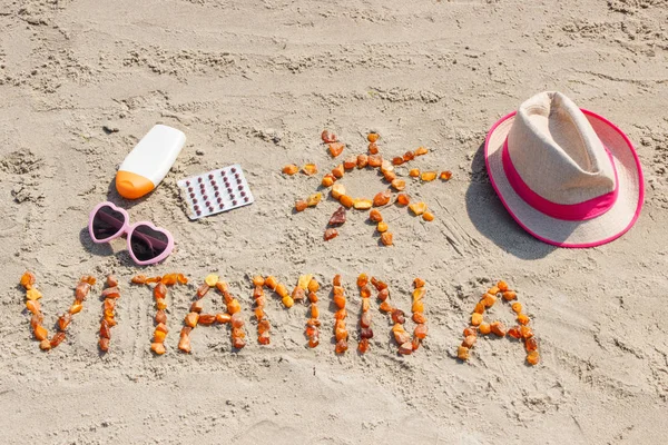 의료, 비문 비타민 A 약과 건강, 해변에서 모래에 아름 답 고 지속적인 탄 일광욕을 위한 액세서리 — 스톡 사진