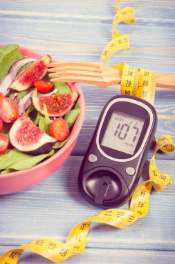 Vintage Fotoğraf, meyve ve sebze salatası ve Şeker Ölçüm tape ölçmek, diyabet kavramı ile zayıflama ve sağlıklı beslenme