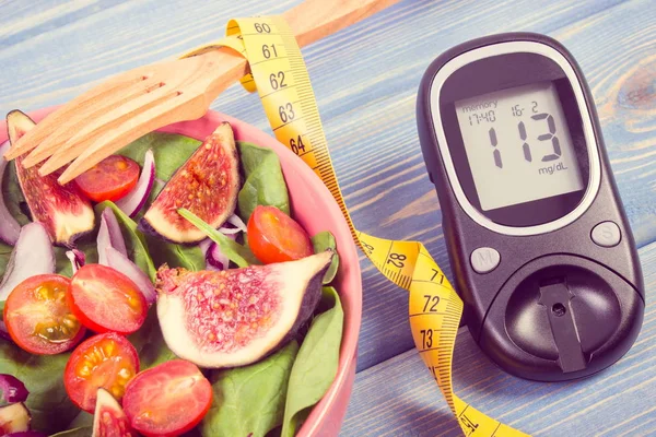 Vintage photo, Insalata di frutta e verdura e glucometro con metro a nastro, concetto di diabete, dimagrimento e nutrizione sana — Foto Stock