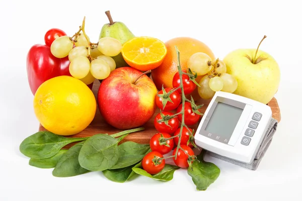 Tensiomètre et fruits avec légumes, mode de vie sain — Photo