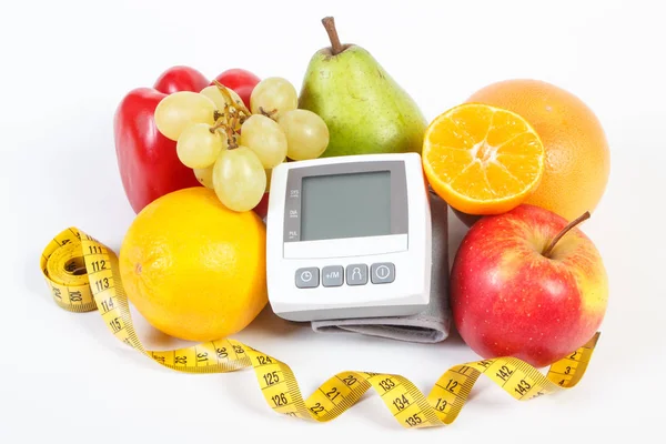 血圧モニター、およびセンチメートル, ヘルシーな野菜と果物 — ストック写真