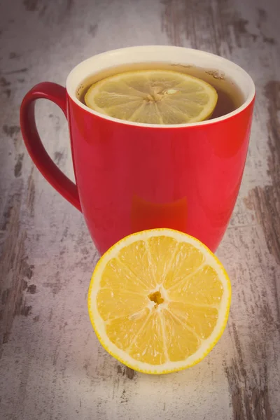 老式照片、 新鲜柠檬和杯热茶在木桌子上，健康营养 — 图库照片