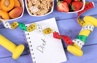 Sağlıklı gıda, halter, santimetre ve notlar, zayıflama, sağlıklı ve sportif yaşam tarzı için not defteri