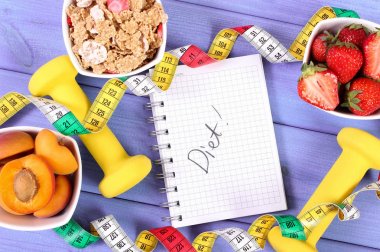 Sağlıklı gıda, halter, santimetre ve notlar, zayıflama, sağlıklı ve sportif yaşam tarzı için not defteri