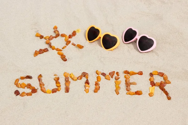 Vorm van zon en word zomer met zonnebril op zand op het strand, de bescherming tegen de zon, de zomertijd — Stockfoto