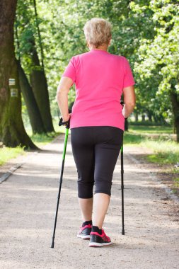 Yaşlı kadın kıdemli yürüyüşü, Yaşlılıkta sportif yaşam pratik