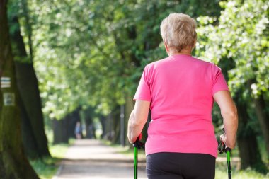 Yaşlı kadın kıdemli yürüyüşü, Yaşlılıkta sportif yaşam pratik