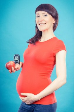 Elma ve Şeker Ölçüm iyi sonuç şeker seviyesi, diyabet ve beslenme gebelik sırasında tutan mutlu hamile kadın