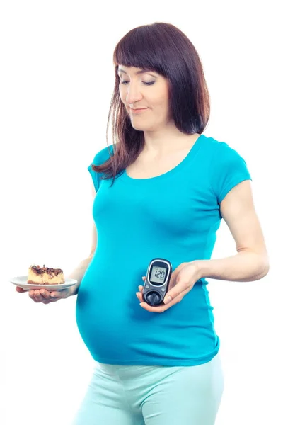 임신 중 당뇨병, 치즈 케이크, 설탕 레벨의 glucometer와 불행 한 임신한 여자 — 스톡 사진