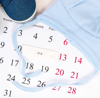 Hamilelik testi pozitif sonuç ve bebek için bekliyor takvimde yeni doğan için giyim