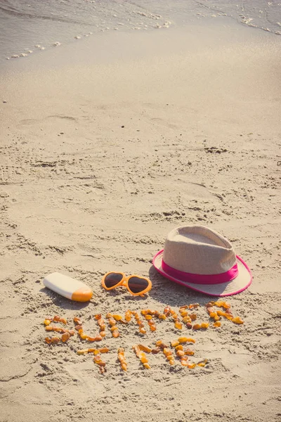 Vintage foto, Inscrição hora de verão, óculos de sol, loção solar e chapéu de palha na areia na praia, hora de verão — Fotografia de Stock