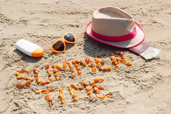 Επιγραφή θερινής ώρας, αξεσουάρ για ηλιοθεραπεία και διαβατήριο με νομίσματα ευρώ στην άμμο στην παραλία, θερινή ώρα — Φωτογραφία Αρχείου