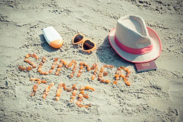 Vintage φωτογραφία, επιγραφή θερινής ώρας, αξεσουάρ για ηλιοθεραπεία και διαβατήριο στην άμμο στην παραλία, θερινή ώρα — Φωτογραφία Αρχείου