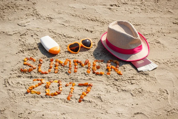 Inscripción verano 2017, accesorios para tomar el sol y pasaporte con monedas dólar en la arena en la playa, hora de verano —  Fotos de Stock