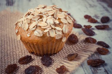 Vintage Fotoğraf, taze muffin yulaf ezmesi ile pişmiş kepekli un ve kuru üzüm, lezzetli sağlıklı tatlı ile