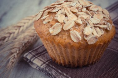 Vintage Fotoğraf, taze muffin yulaf ezmesi ile ve Başak çavdar damalı masa örtüsü, lezzetli sağlıklı tatlı üzerinde