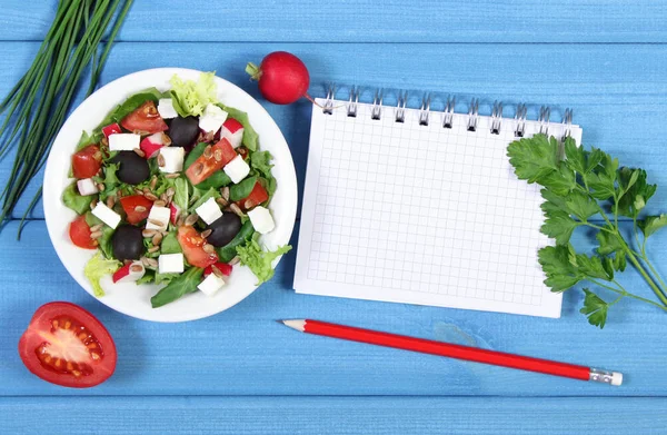 Fresh greek salad with vegetables and notepad for notes, healthy food — Stock Photo, Image