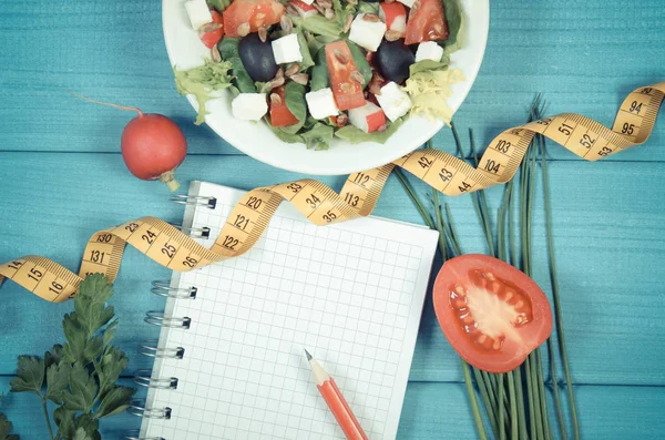 Archiwalne zdjęcie, sałatka grecka z warzyw, centymetr i Notatnik dla notatki, zdrowej żywności i koncepcja odchudzanie — Zdjęcie stockowe