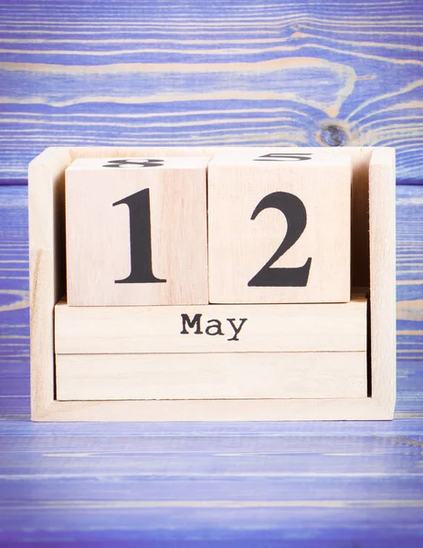 Le 12 mai. Date du 12 mai sur calendrier cube en bois — Photo