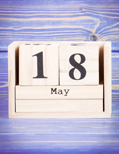 Le 18 mai. Date du 18 mai sur calendrier cube en bois — Photo