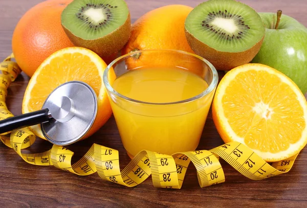 Stetoscopio, frutta fresca, succo e centimetro, stili di vita sani e nutrizione — Foto Stock