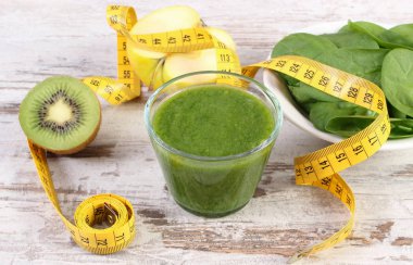 Malzemeler, ıspanak ve santimetre ahşap arka plan, sağlıklı beslenme ve zayıflama taze kokteyl