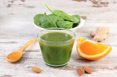 Malzemeler ve ıspanak ahşap zemin, sağlıklı beslenme üzerine gelen taze kokteyl