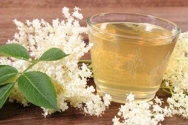 Gemide, alternatif tıp kavramı sağlıklı suyu ve mürver çiçekleri