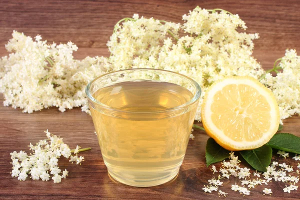 Sağlıklı meyve suları, mürver çiçekleri ve limon gemide, alternatif tedavi kavramı — Stok fotoğraf