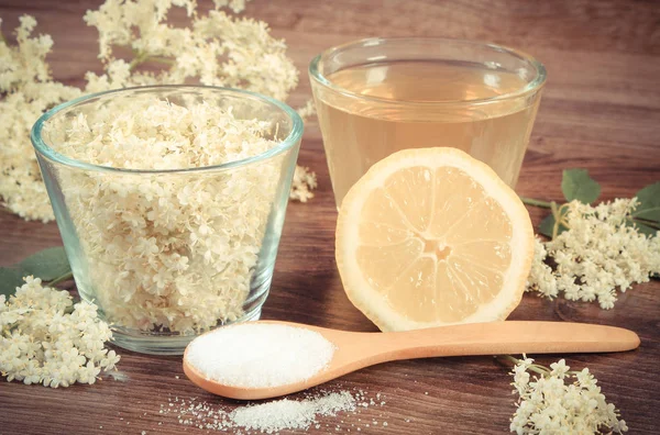 Foto vintage, Flores y jugo de saúco, ingredientes para preparar bebidas a bordo, concepto de terapia alternativa — Foto de Stock