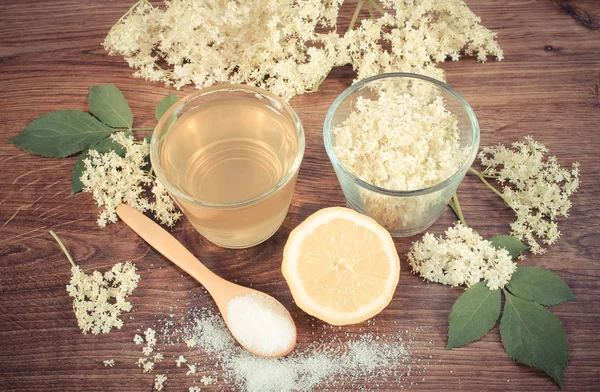 Foto vintage, Flores y jugo de saúco, ingredientes para preparar bebidas a bordo, concepto de terapia alternativa — Foto de Stock