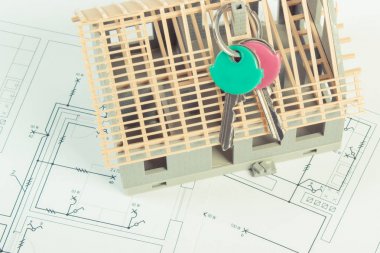 Elektrik çizimlerini ve diyagramlarını ev ev concept bina inşaat ve ev anahtarları altında