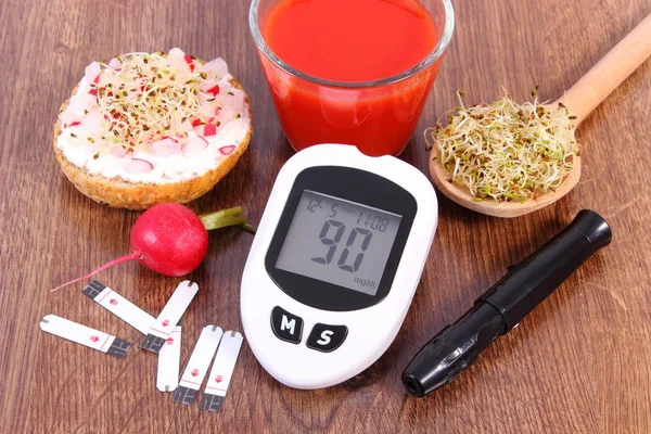 Medidor de glucosa con accesorios para alimentos y bebidas diabéticos y saludables — Foto de Stock