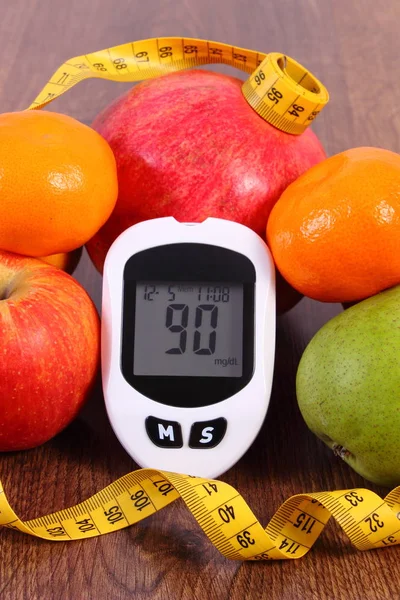 Glucosímetro con centímetros y frutas frescas, concepto de diabetes y nutrición saludable — Foto de Stock