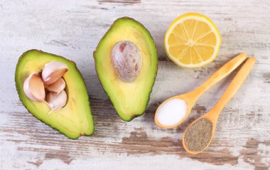 Avokado ve avokado Yapıştır veya Guakamole, sağlıklı gıda ve beslenme hazırlanması için malzemeler