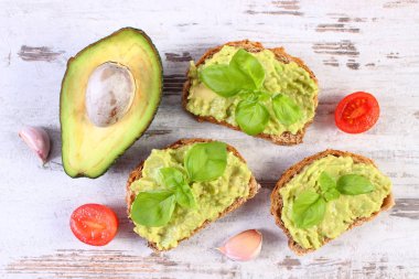 Taze sandviç Yapıştır avokado, sağlıklı gıda ve beslenme kavramı ile
