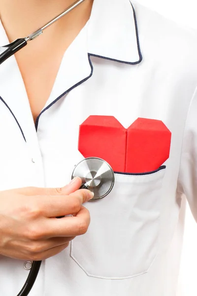 Doktorka s stetoskop zkoumání červené srdce, koncepce zdravotní péče — Stock fotografie