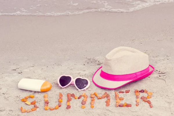 Inscripción verano y accesorios para vacaciones en la playa, concepto de protección solar — Foto de Stock